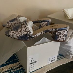 L’Agence Emiliana II Mule in Blue (size 9W)